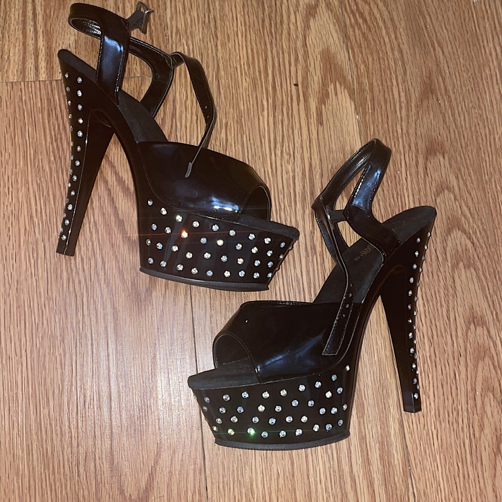 Black pleaser heels. Good for photo shoots or pole dancing 💃🏼